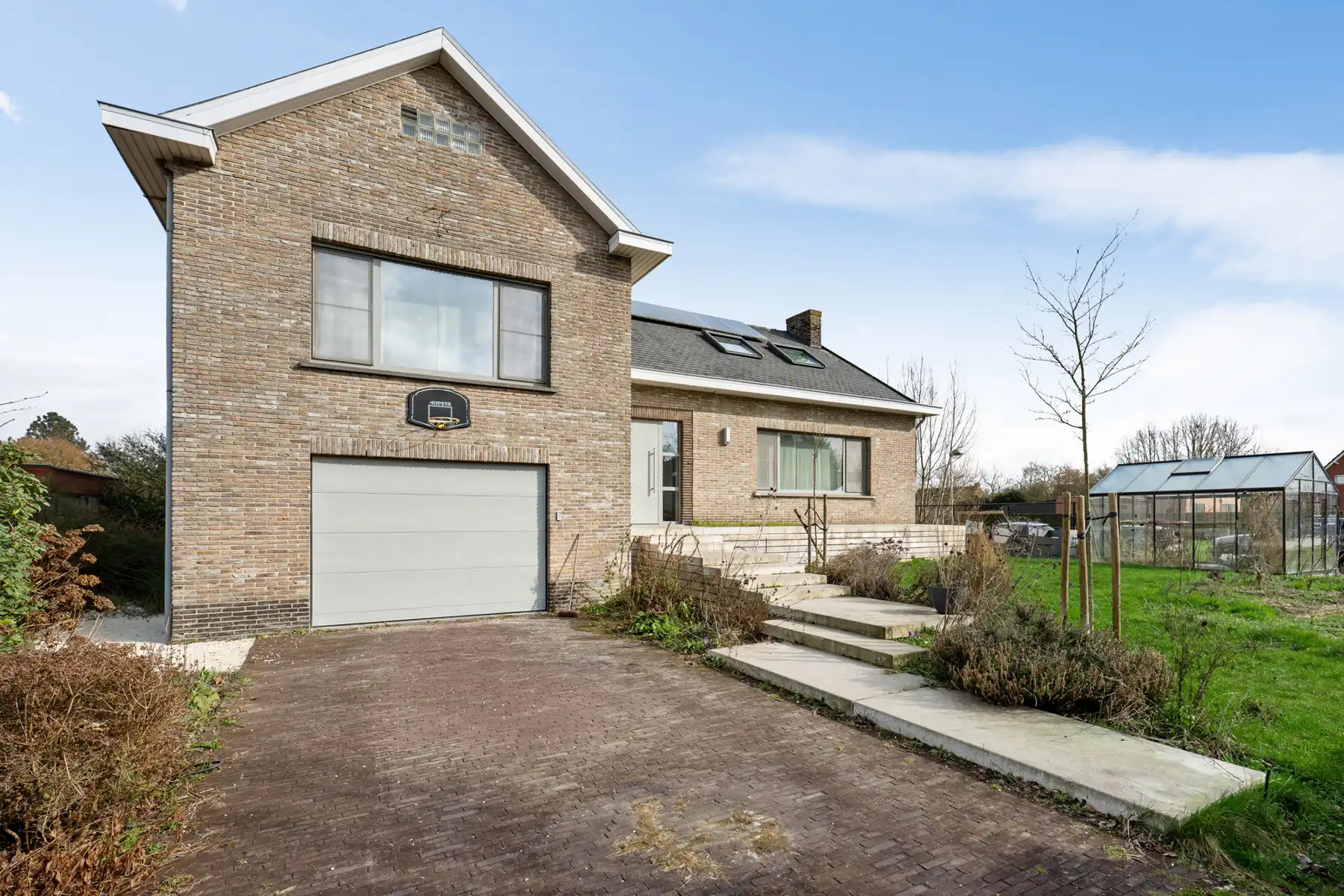 Villa met 5 slpk, 2 badkamers, ruime tuin, garage en kelder foto 25