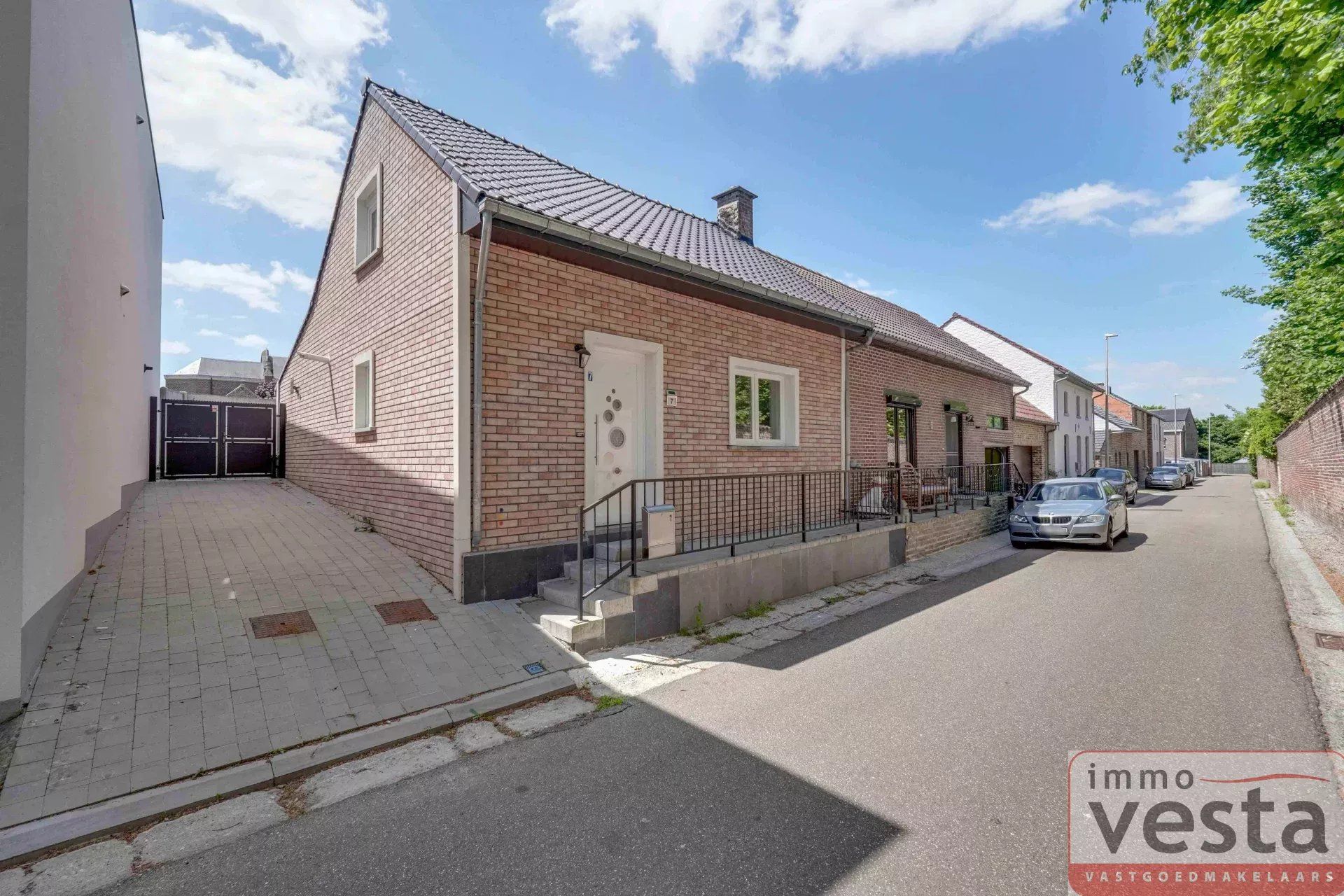Gerenoveerde woning aan de stadsrand foto {{pictureIndex}}