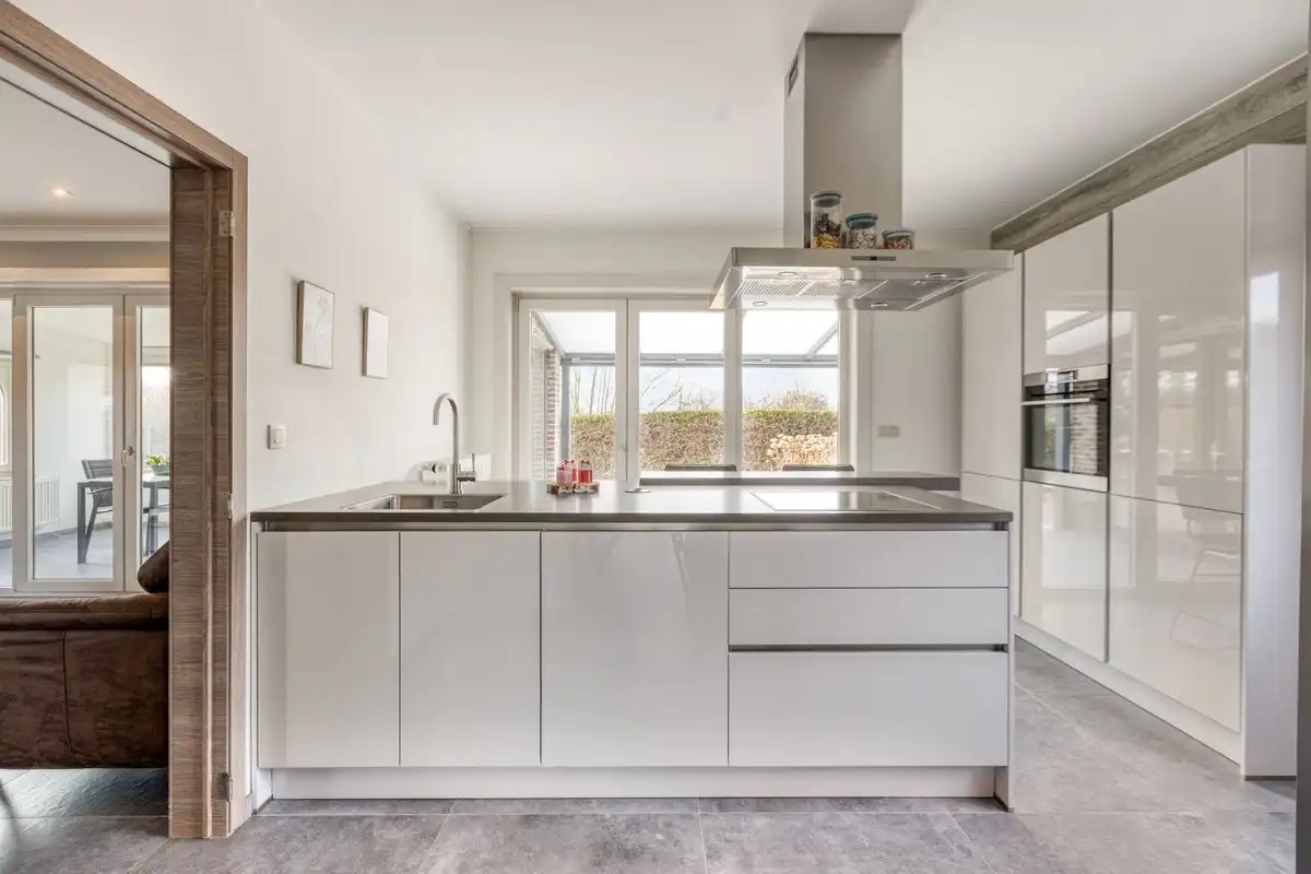 Instapklare villa met 3 slaapkamers, grote bureelkamer en garages foto 11