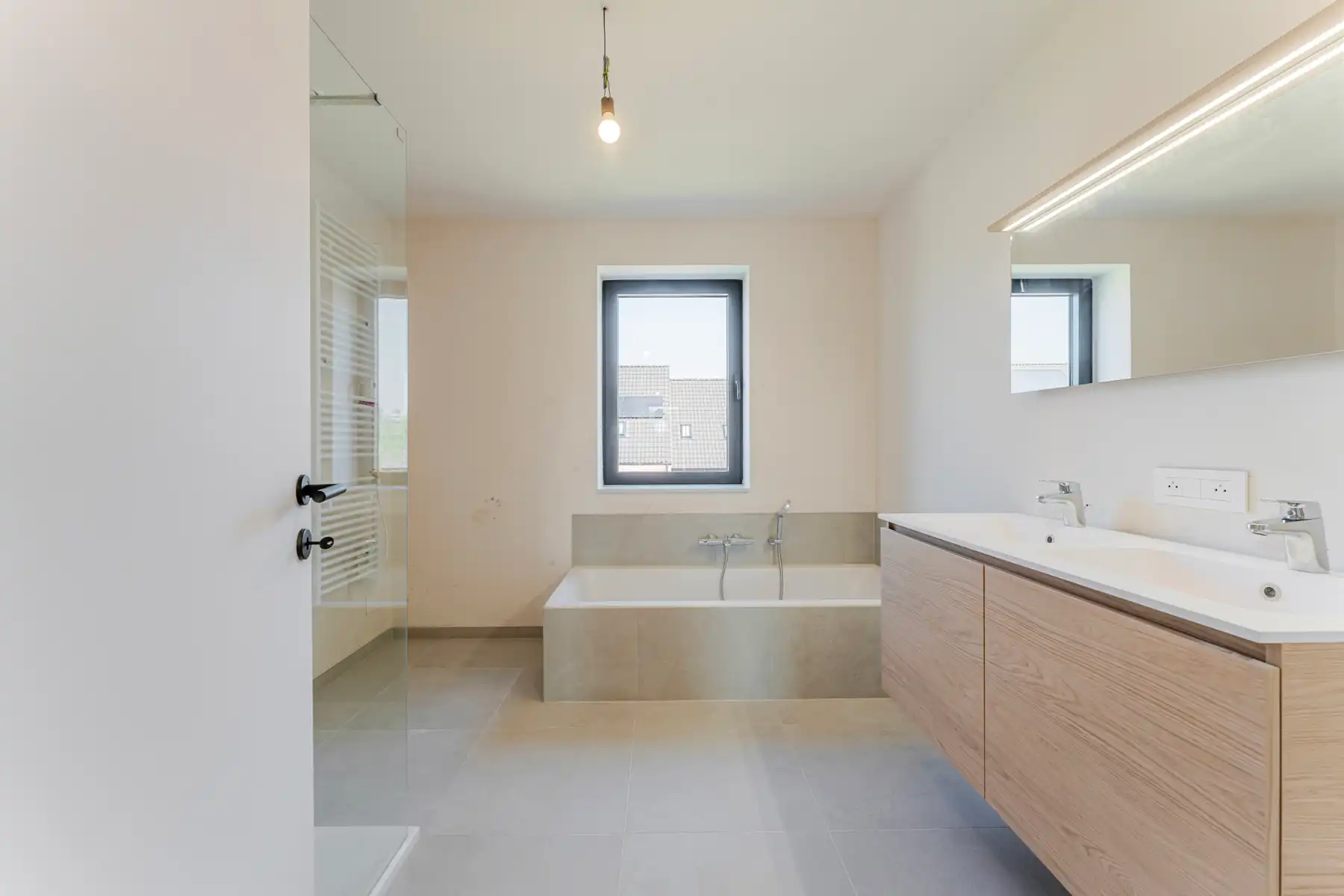 Moderne, halfopen woning foto 7