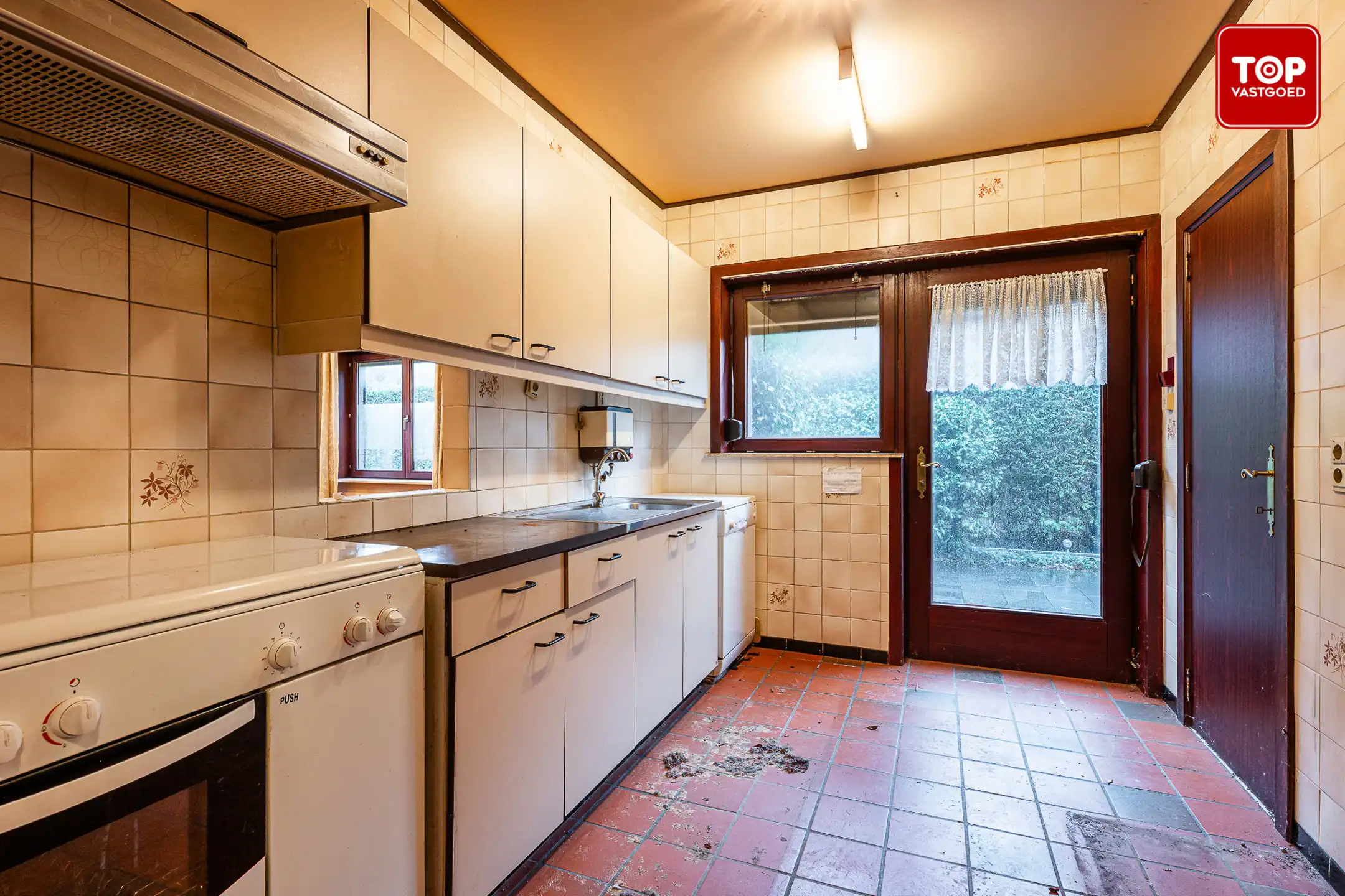 Ruime woning met veel potentieel in rustige wijk foto 7