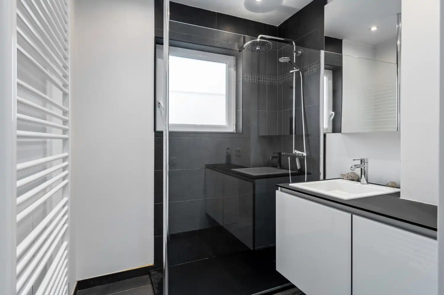 Recent gerenoveerde bel-etage&nbsp;met 3 slaapkamers te koop in Hoevenen! foto 16