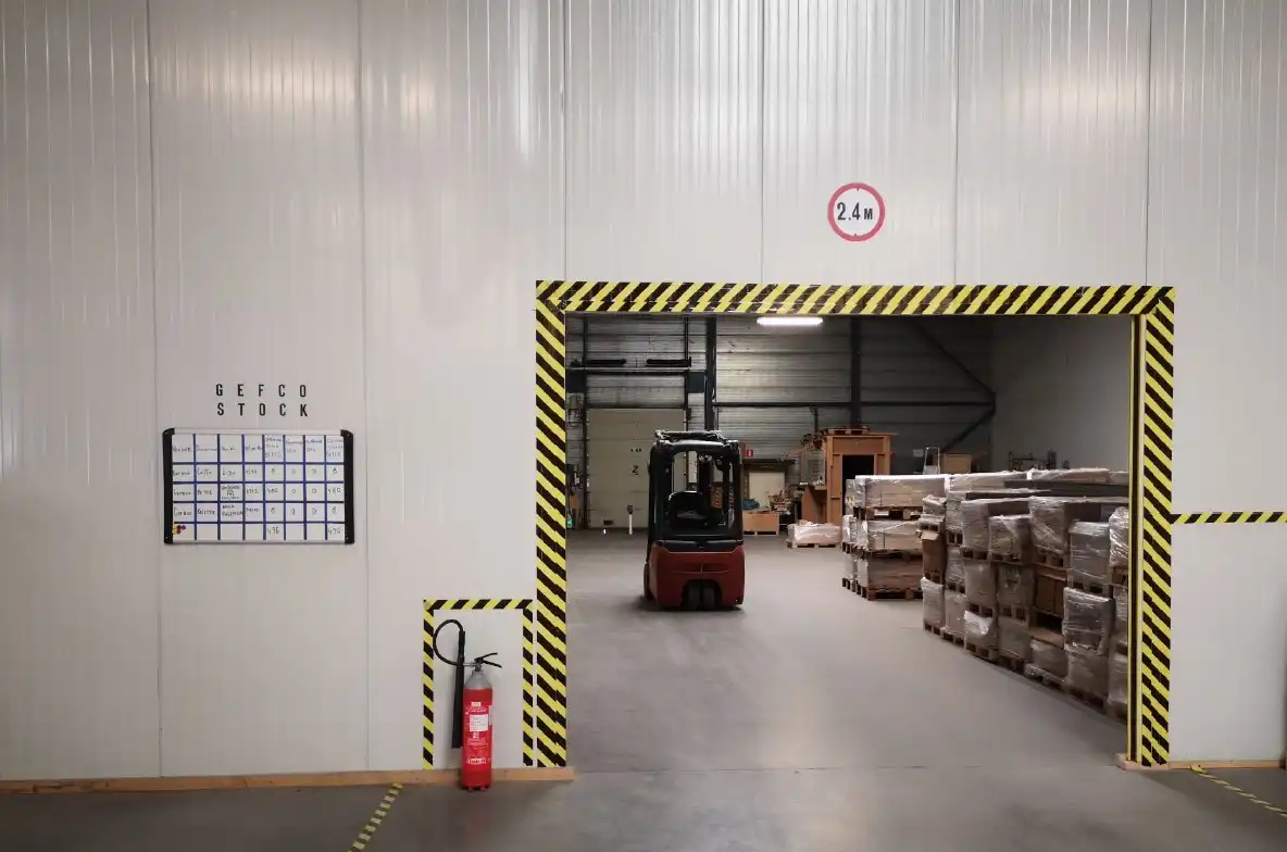 TE HUUR – RUIM MAGAZIJN / BEDRIJFSRUIMTE VAN CA. 1.000 M² IN BRUGGE foto 4
