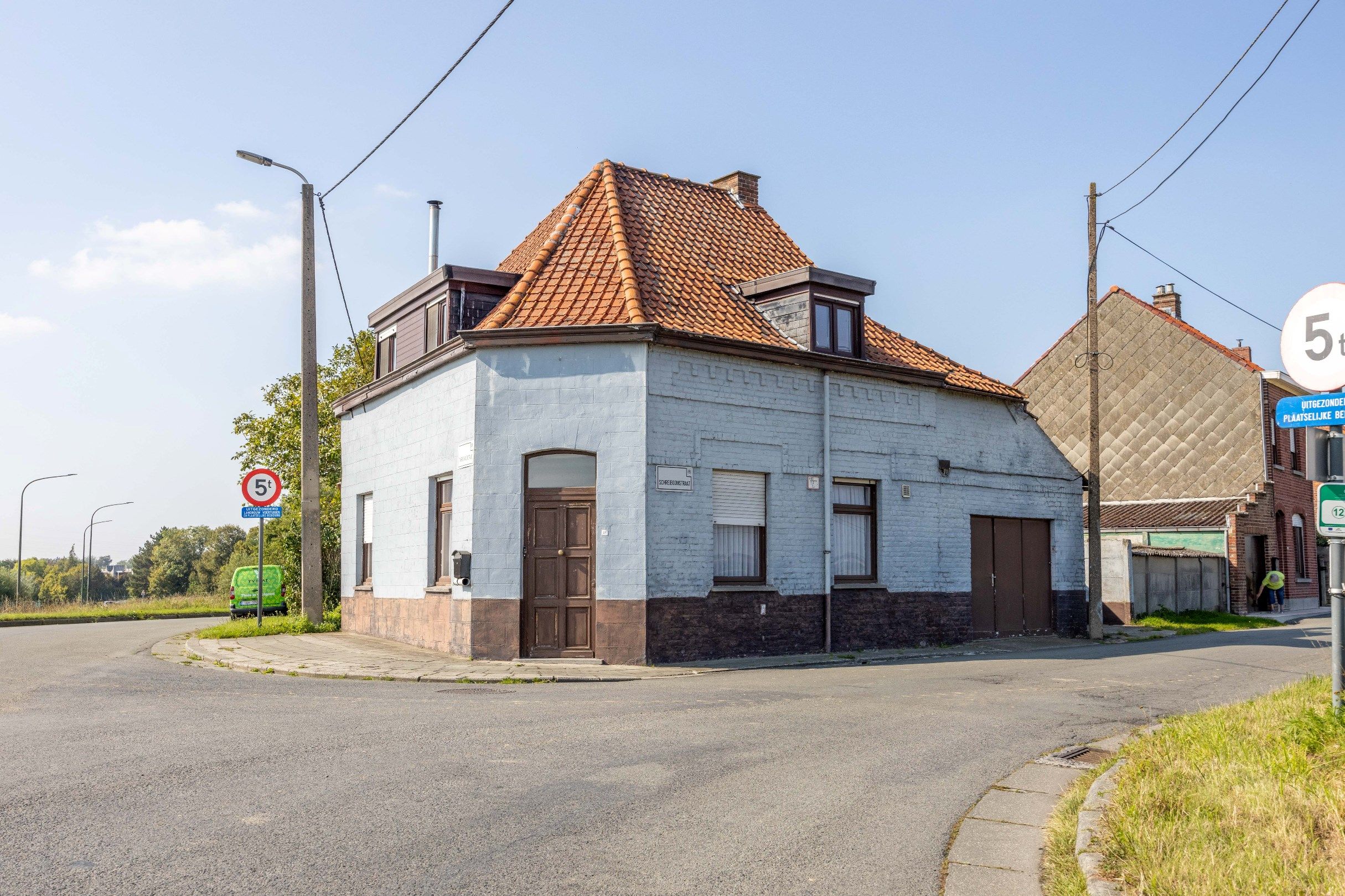 TE RENOVEREN HOEKWONING MET TUIN foto 2