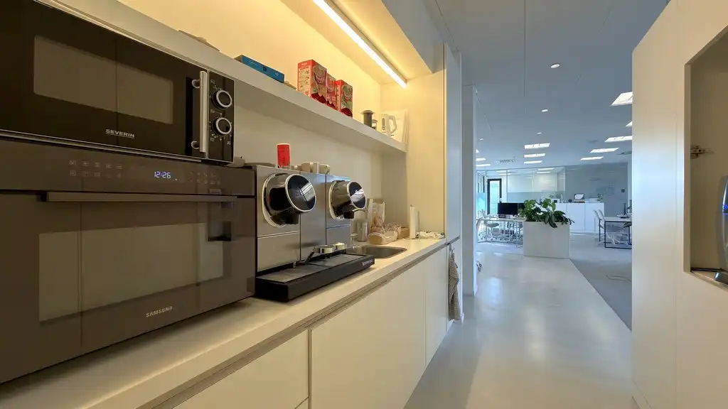 Mooi ingericht kantoor te huur in Metro Building in Antwerpen foto 10