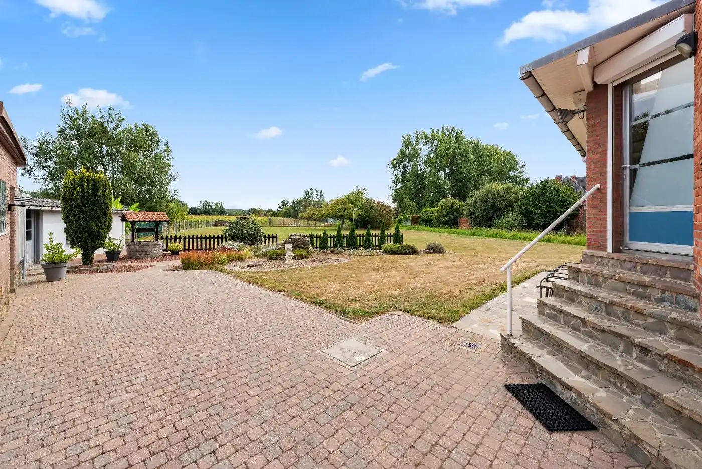 Open bebouwing op topligging met 2 slaapkamers en prachtige tuin foto 23