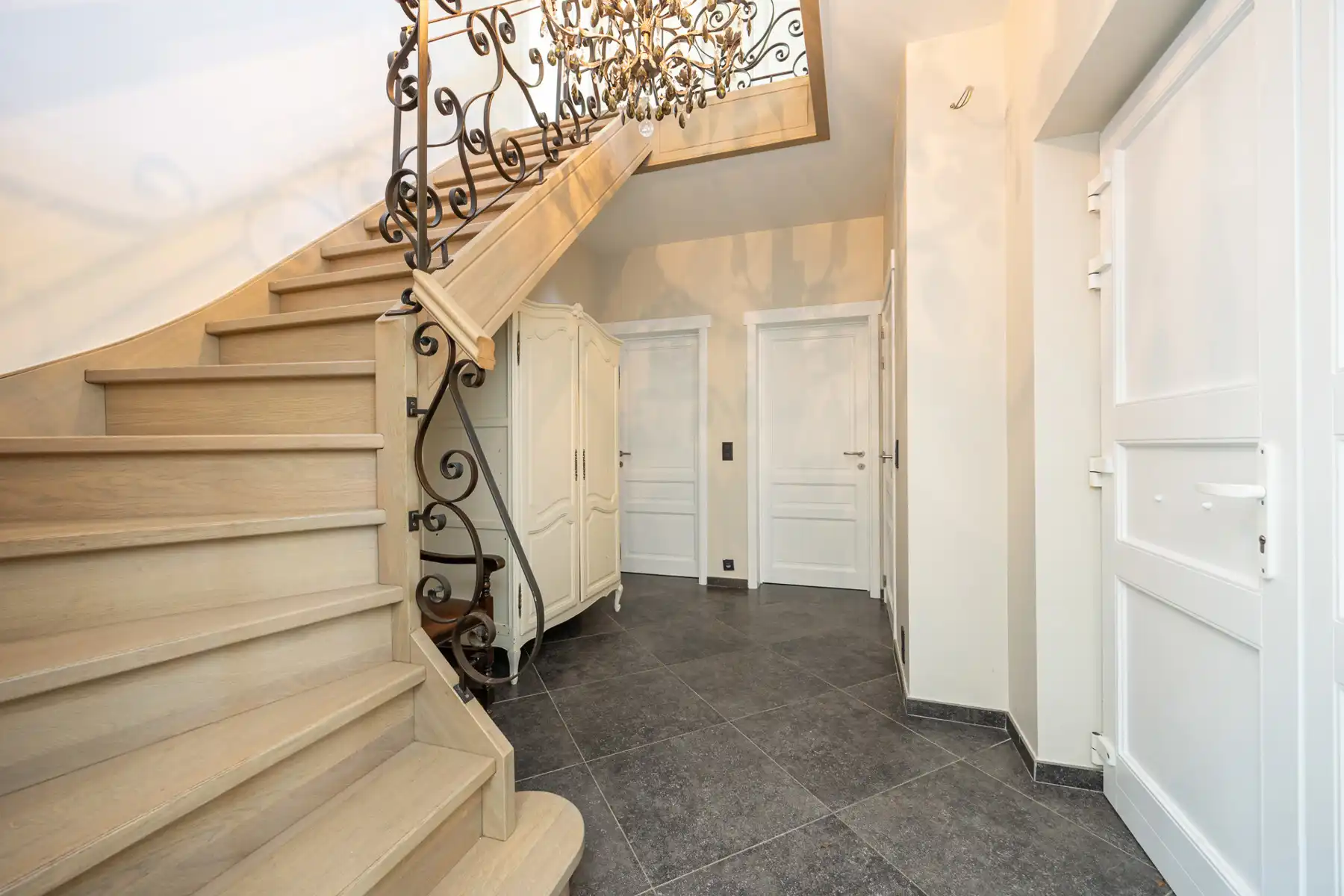 Luxueus afgewerkte villa met zwembad foto 4