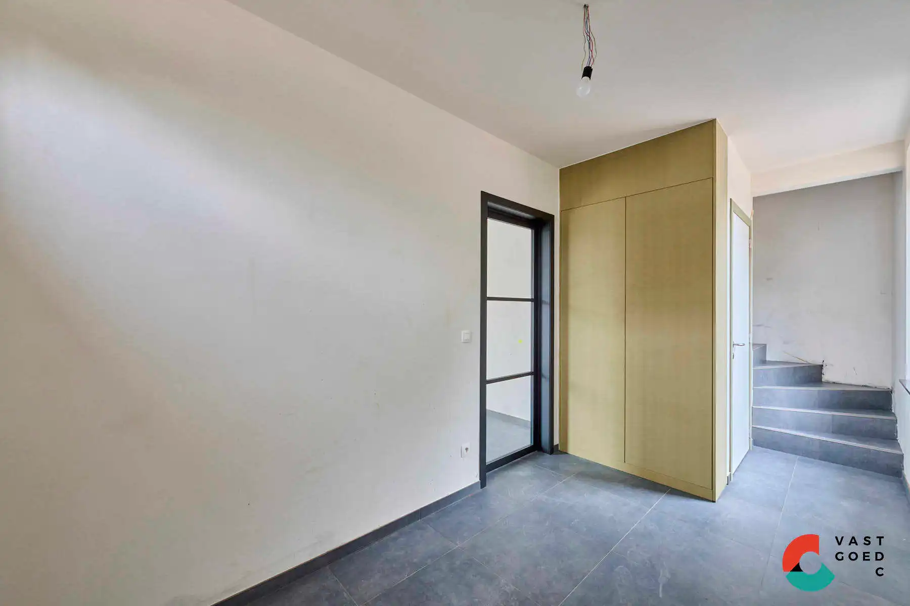 Nieuwbouwwoning in pastorijstijl met aangelegde tuin foto 2