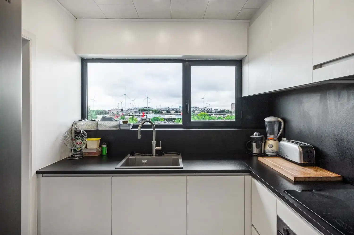 Instapklaar appartement met 2 slaapkamers, terras en autostaanplaats op centrale ligging in Merksem! foto 8