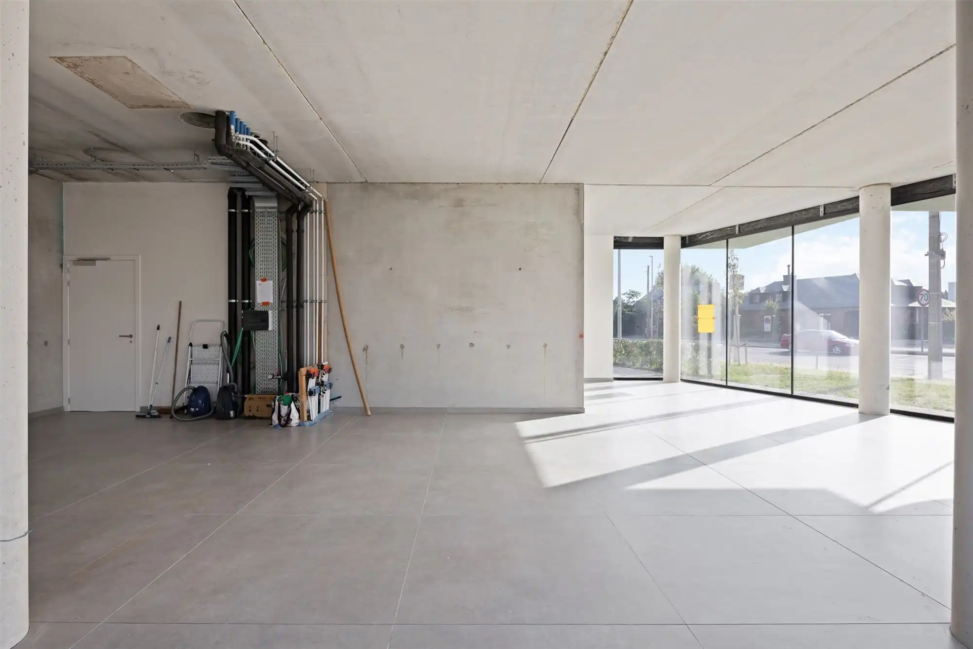 HANDELSPAND VAN 112M² MET 4 AUTOSTAANPLAATSEN OP COMMERCIËLE TOPLIGGING TE BERINGEN! foto 5