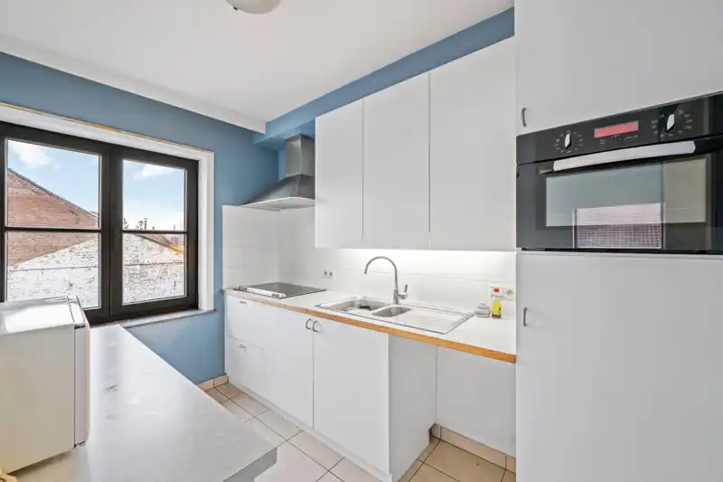 Roeselare : Ruim en lichtrijk hoekappartement gelegen op de tweede verdieping in een aangenaam woonerf met 1 slpks 83 m². foto 6