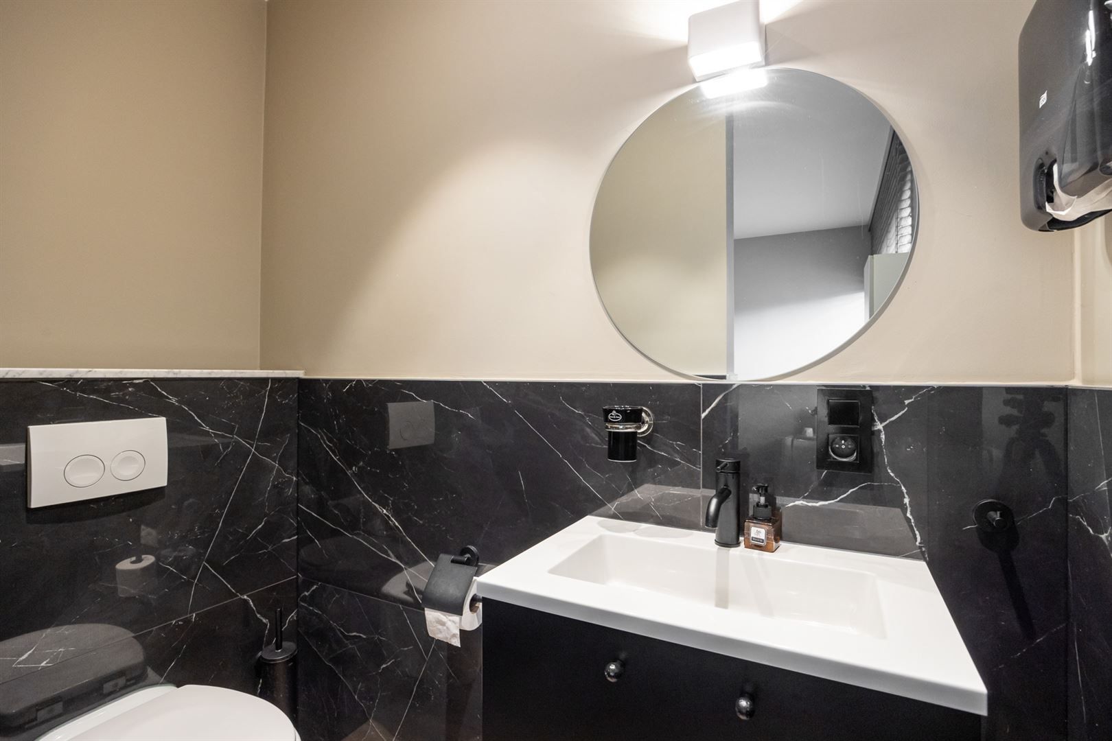 Een luxueus ingerichte woning met 7 slaapkamers en zwembad. foto 28