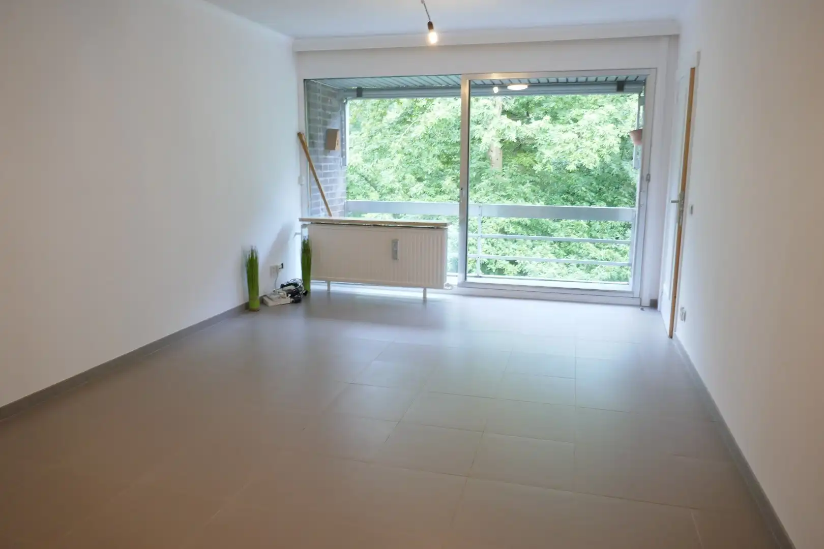 Gerenoveerde serviceflat midden het groen in Assebroek. foto 3