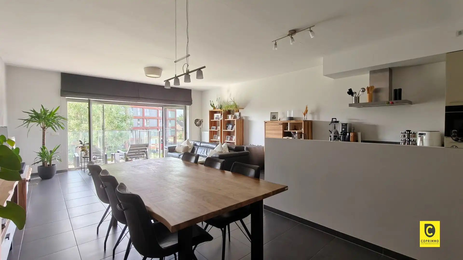 Ruim 2 slaapkamer appartement + P foto 3