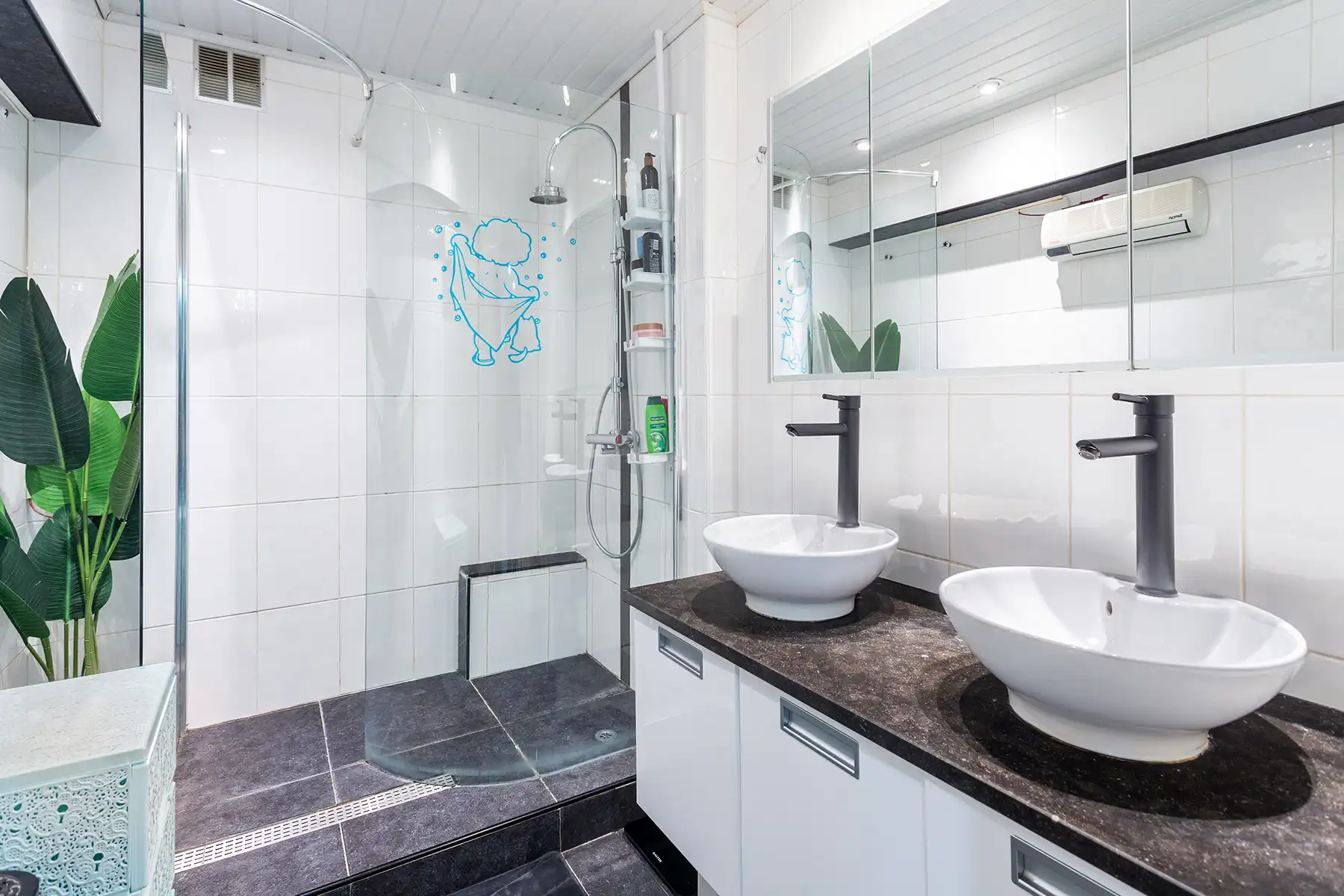 Merksem - Ruim instapklaar 2 slpk app. met terras en P foto 12