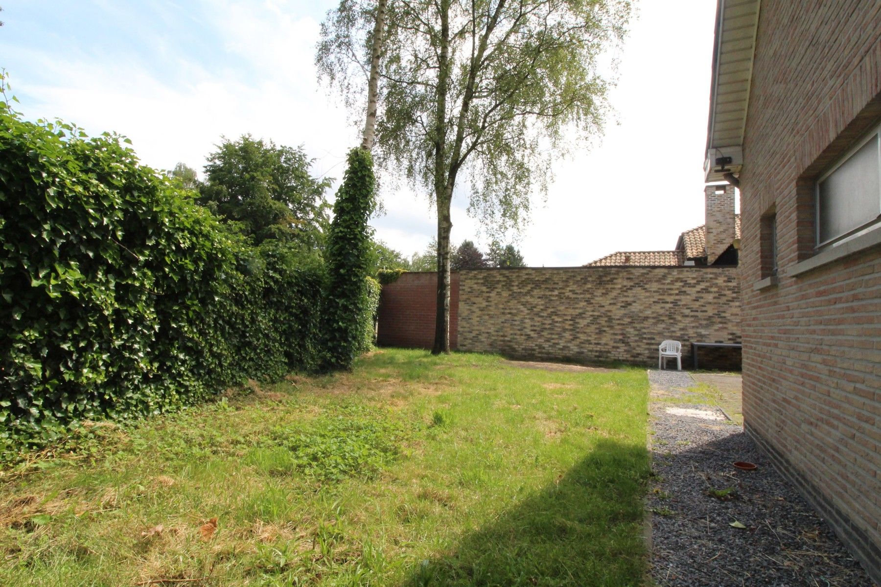 Deze degelijk gebouwde woning uit de jaren '70 is toe aan een opknap / renovatiebeurt en heeft volgende te bieden;     Gelijkvloers:  inkomhal met aansluitend nachthal Leefruimte met schuifraam naar terras keuken met aansluitend berging (onder de trap) achter inkom met toilet en toegang tot inpandige garage ruime garage met extra buitendeur en automatische poort naast de garage nog een berging/technische ruimte 2 slaapkamers badkamer met bad, lavabo en voorziening voor toilet  De eerste verdiepi foto 21