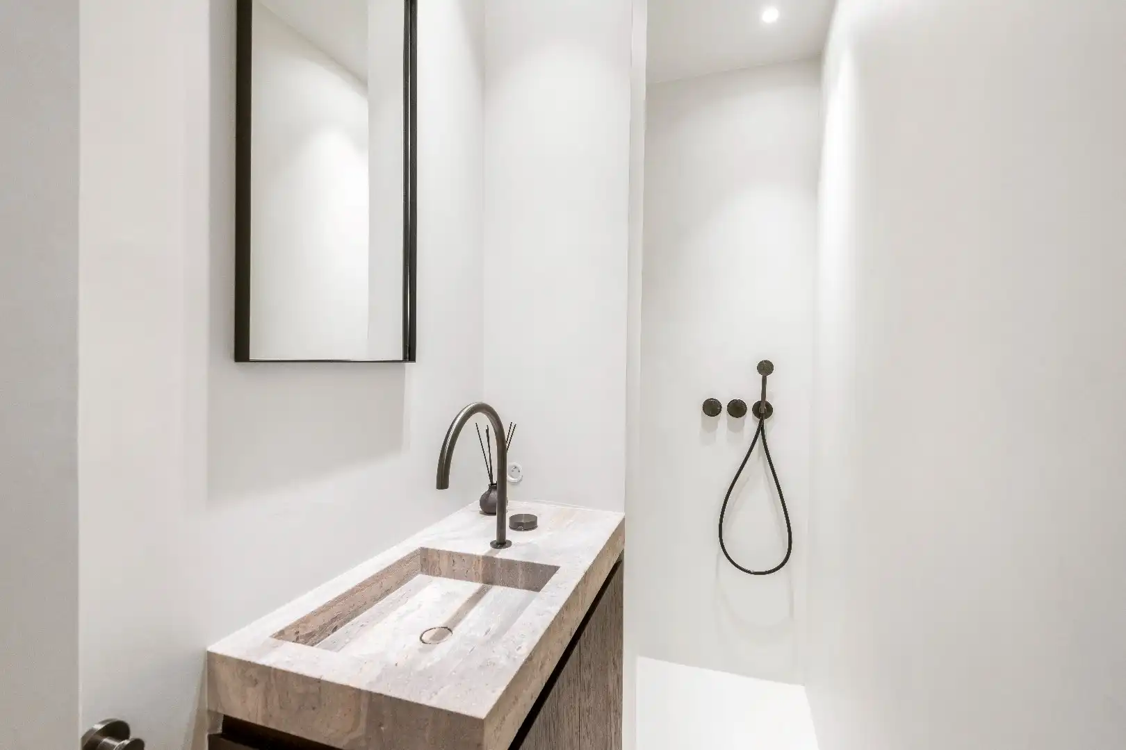 Hoogstaand afgewerkt appartement  met open zicht gelegen vlakbij de Dumortierlaan en op een steenworp van de Zeedijk.   foto 14