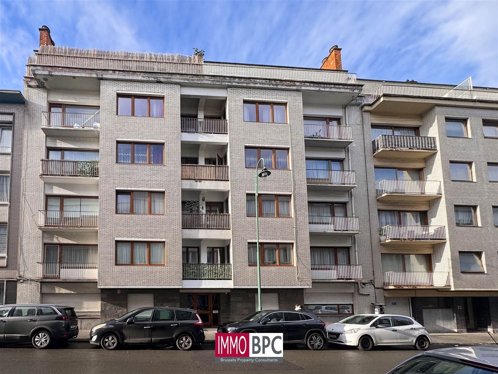 APPARTEMENT MET 3 SLAAPKAMERS, TERRAS EN  MOGELIJKHEID TOT AANKOOP GARAGE  foto {{pictureIndex}}