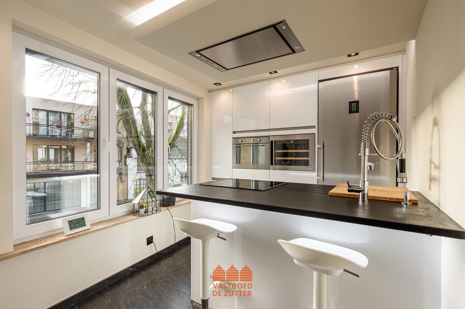 Instapklaar gerenoveerd appartement met terras foto 3