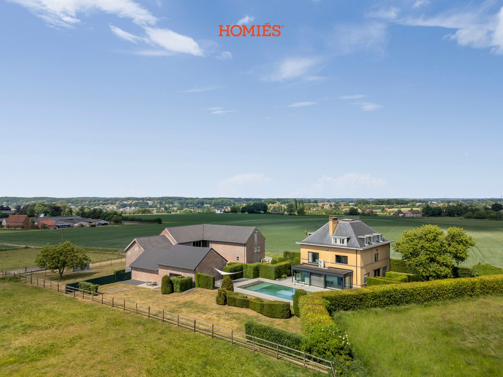 Prachtige villa & kantoorgebouw in groene omgeving foto {{pictureIndex}}