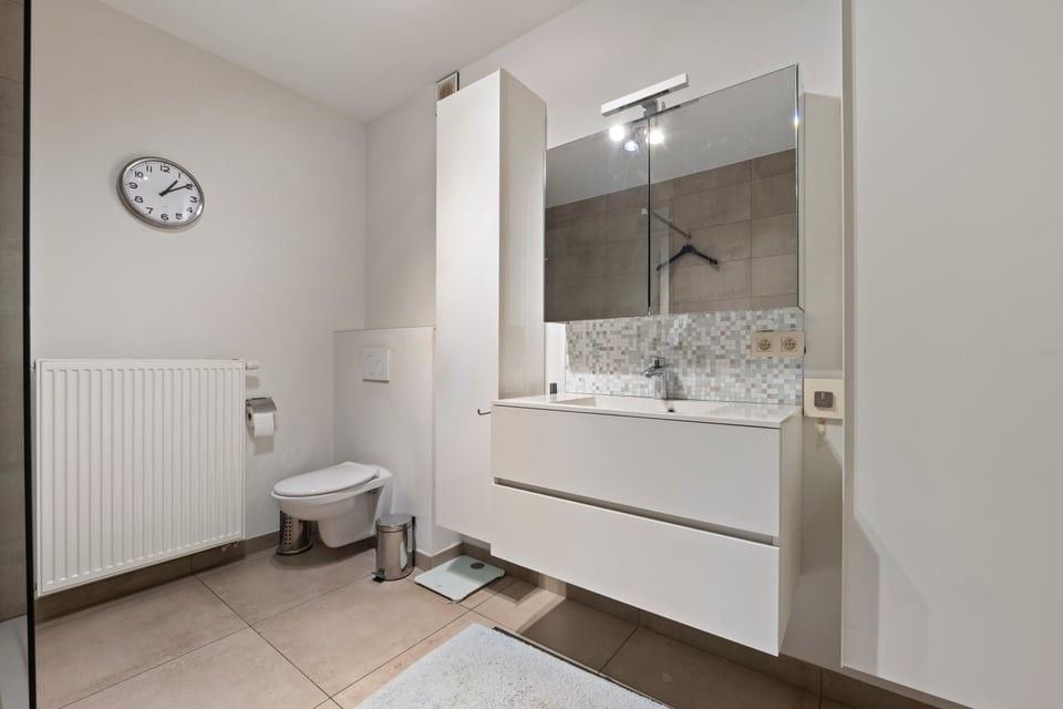 MODERN GELIJKVLOERS APPARTEMENT MET TERRAS EN STAANPLAATS IN SINT-TRUIDEN foto 17