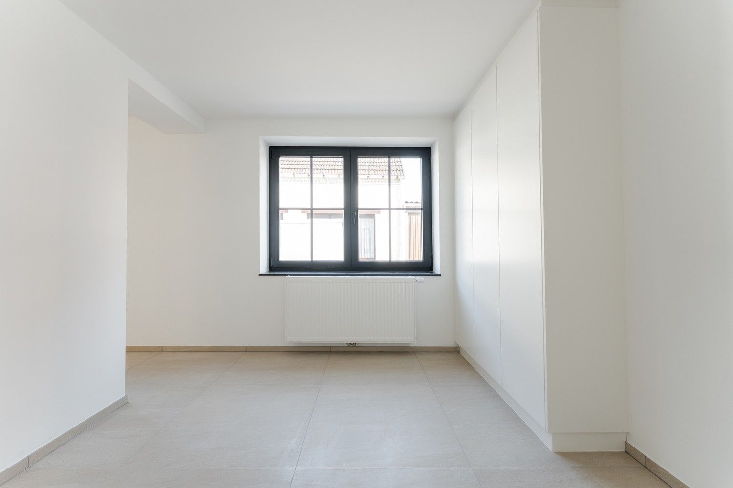 Volledig gerenoveerde woning met tuin en parkeerplaats foto 13