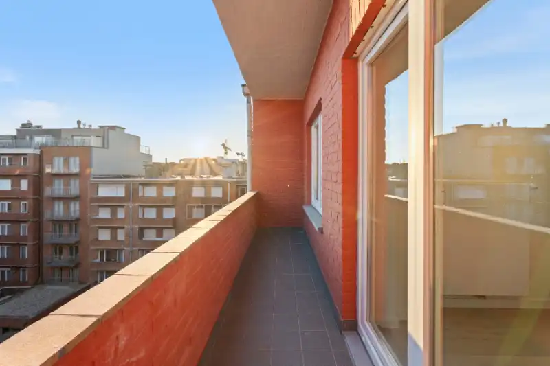 Gerenoveerd 3 slaapkamer, 2 badkamer appartement op de zeedijk in Sint-Idesbald met balkon foto 6