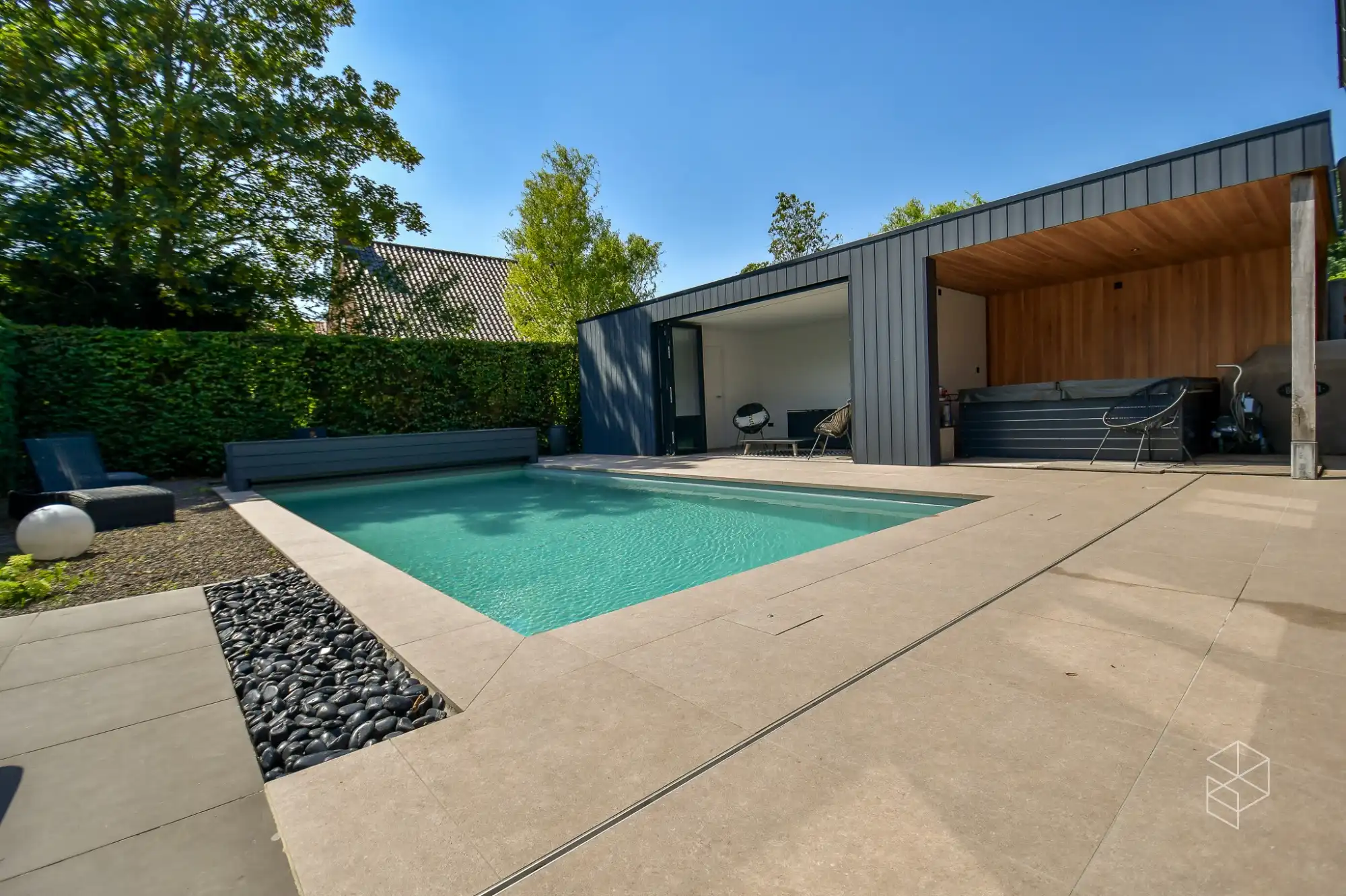 GROTE (254m²) instapklare gezinswoning met 4 slaapkamers, zwembad en poolhouse foto 2