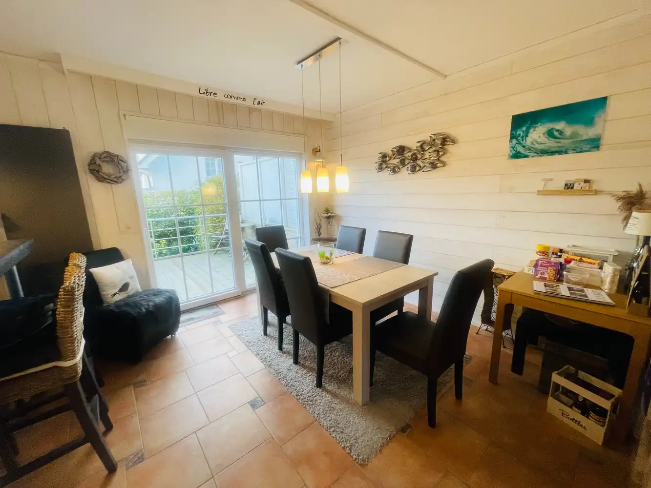 Zeebrugge op 50meter van het strand Uiterst charmante totaal gerenoveerde RUIM WOONHUIS met 5 SLAAPKAMERS en 3 BADKAMERS en 3 TERRASSEN. Grote troef is 2 AUTOSTAANPLAATSEN en ruime GARAGE.&nbsp; Oprit, grote garage, werkplaats, plaats voor fietsen, ingerichte STUDIO met tuintje op het zuiden. &nbsp;1éV:&nbsp; Zalige living , ingerichte open keuken, uitgevend op een groot zonneterras.Long island style. 2é V: 3 leuke slaapkamers , 2 badkamers. Onder het dak&nbsp; 4 é slaapkamer uitgevend op mooi terras met prachtig vergezicht.Bebouwde oppervlakte van 230 m2 Grondoppervlakte is 137m2 Magnifiek, Perfect onderhouden&nbsp; Juist verhuizen ! Zalig Wonen!&nbsp; Zowel hoofverblijfplaats, als vakantieverblijf aan Zee . foto 12