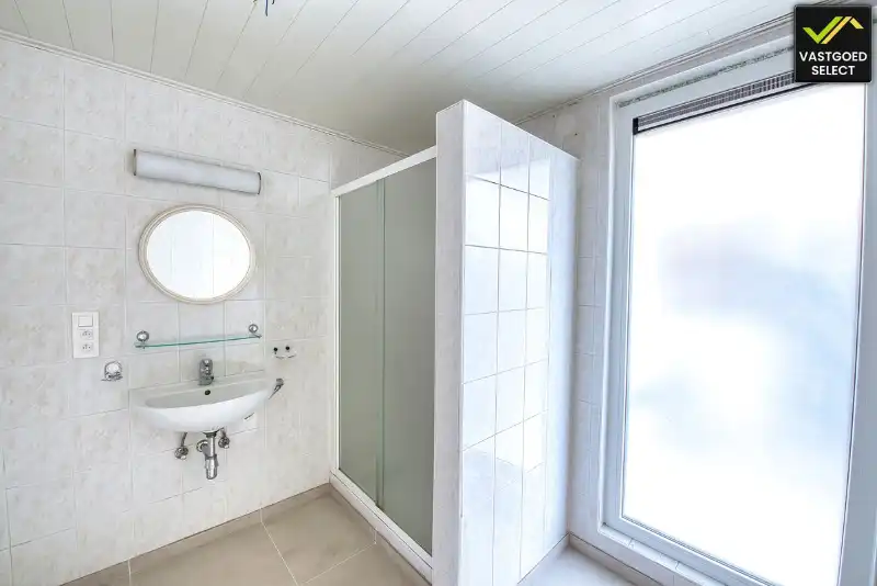 Lichtrijke woning met 2 slaapkamers, warmtepomp, zonnepanelen, parkeerplaats en tuin nabij centrum Eeklo foto 7