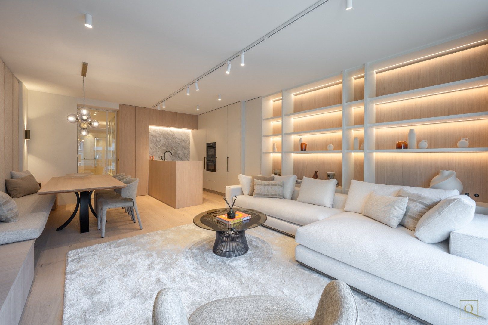 Luxueus gerenoveerd 3 slk appartement te centrum Knokke met ruime parking  foto {{pictureIndex}}