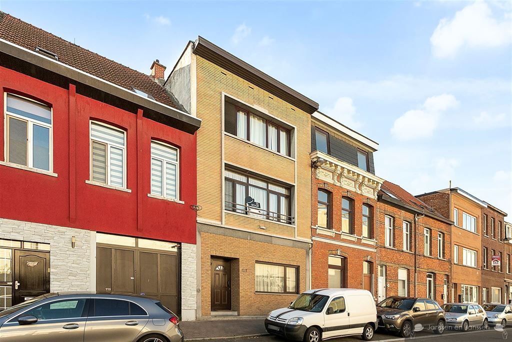 Zeer ruim huis met hoge plafonds, tuin en vier slaapkamers foto 2