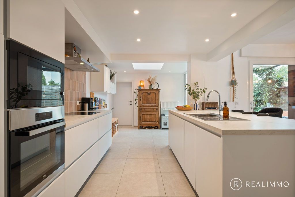Gerenoveerde woning in rustige straat! foto 2