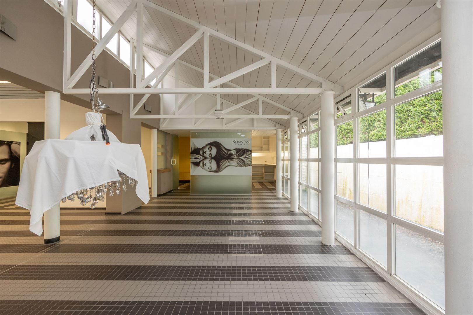 Kantoor met grote vitrine en duplex appartement foto 11