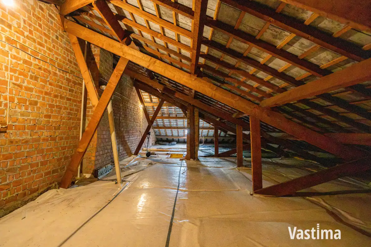 Rustig gelegen halfopen woning met dubbele garage en veel potentieel foto 19