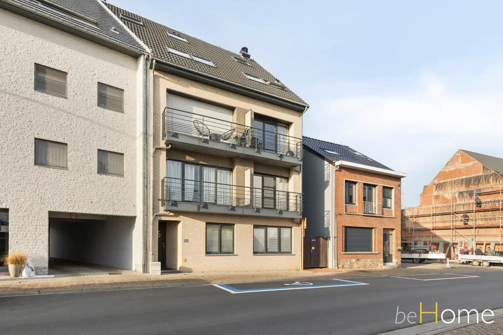 TE KOOP - Op zoek naar een leuk gelijkvloers-appartement met garage in Merchtem? Welkom Home! foto 2