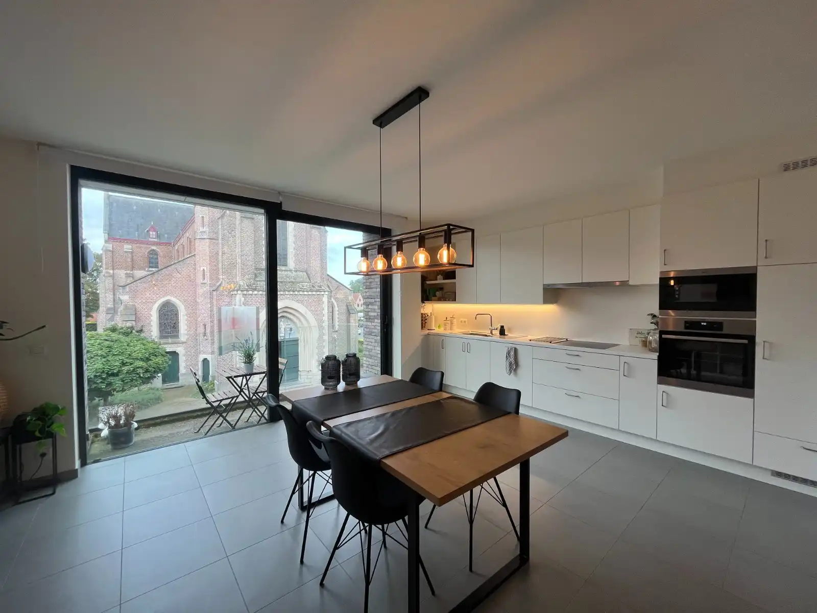 TE HUUR: Gezellig 2-slaapkamers Appartement met vloerverwarming in Centraal Olsene foto {{pictureIndex}}