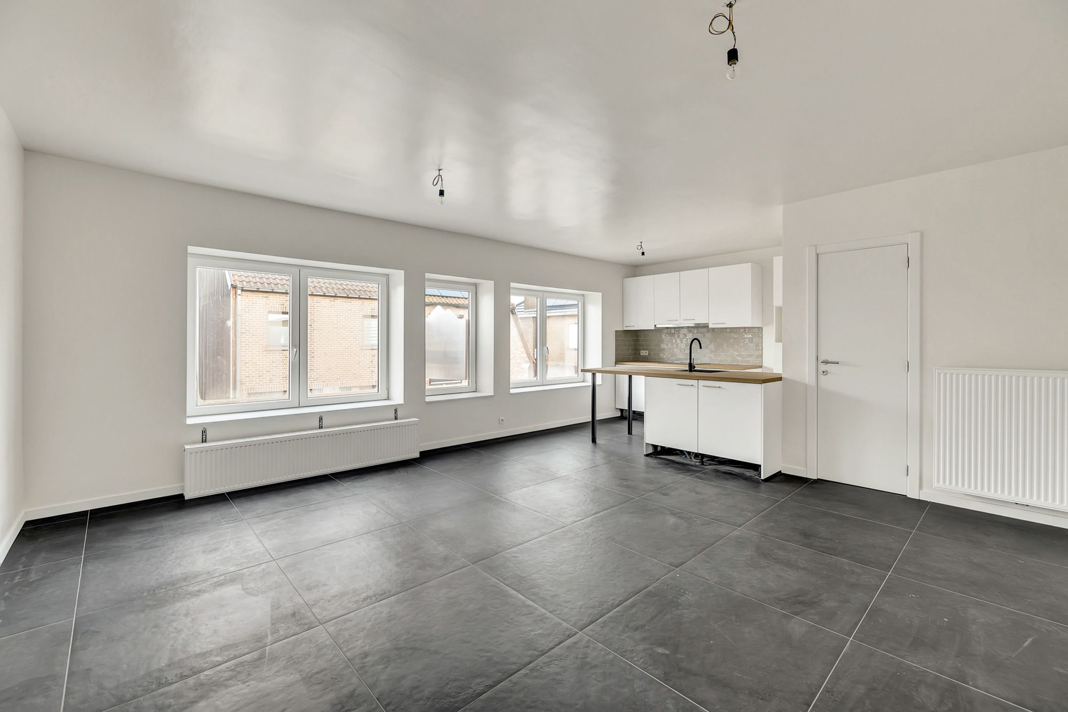 Totaal gerenoveerd appartement met 2 slpks en garage foto 3