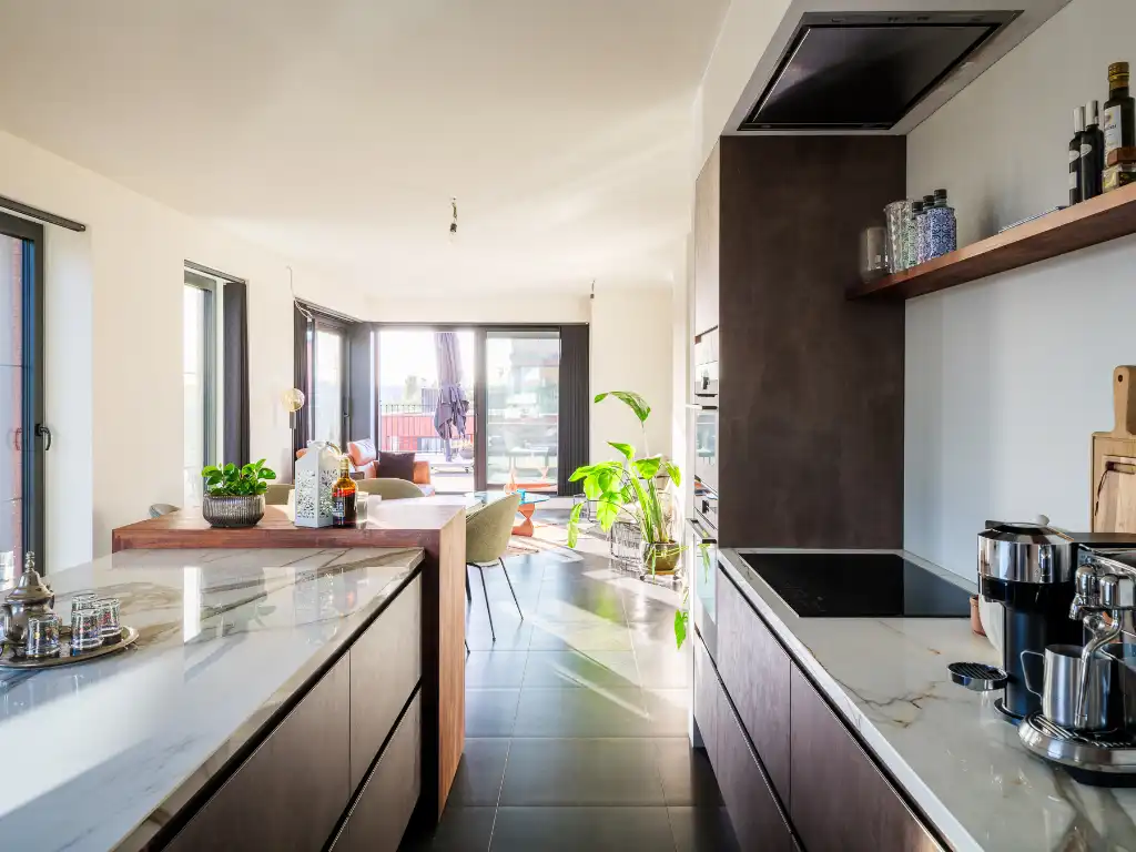 Ruim en lichtrijk dakappartement met twee slaapkamers, bureau en royaal zonneterras in de dynamische omgeving van de Nieuwe Voorhaven. foto 5