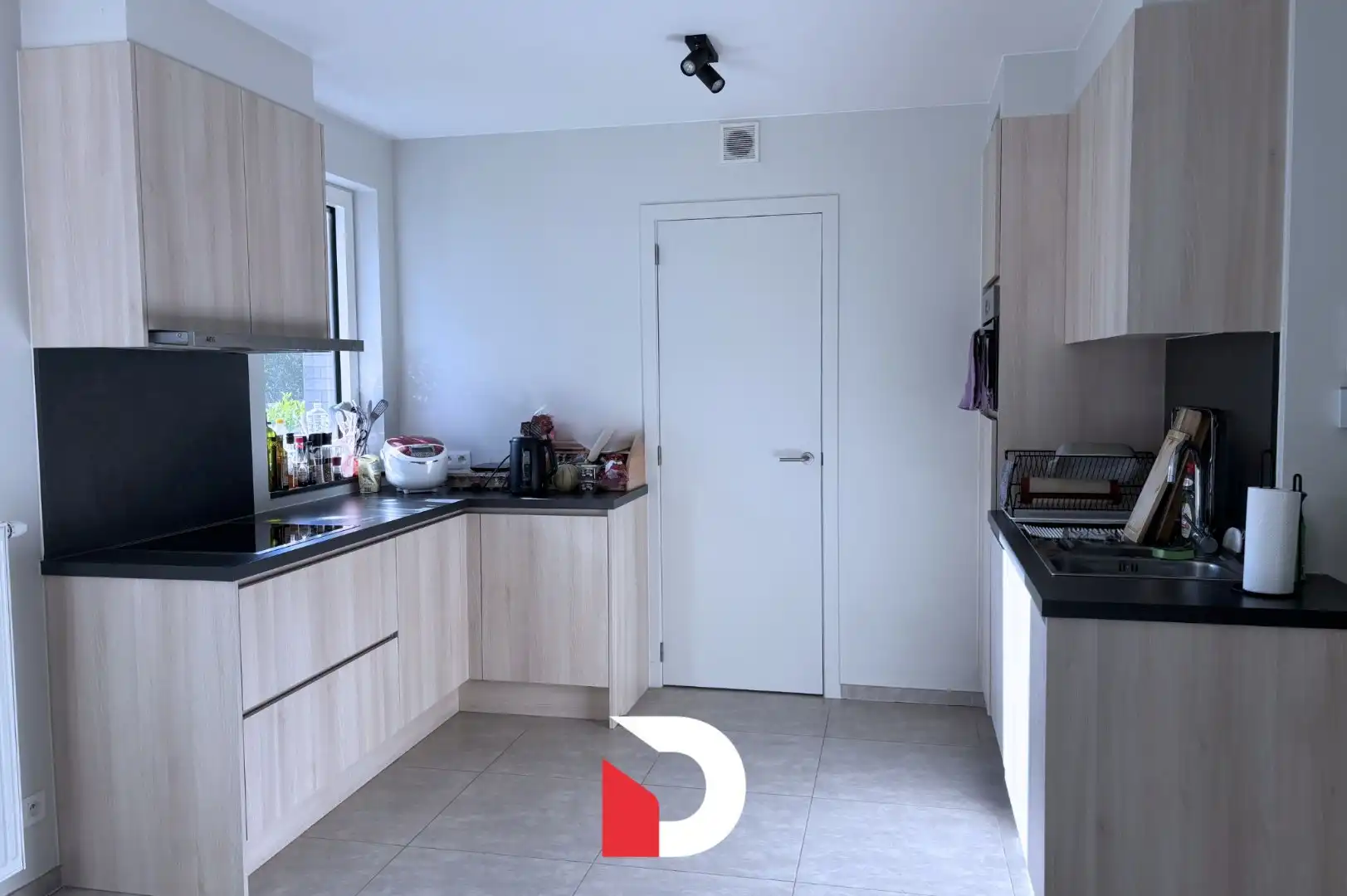 Lichtrijk gelijkvloers appartement met twee slaapkamers en 55 m² terras.  foto 2