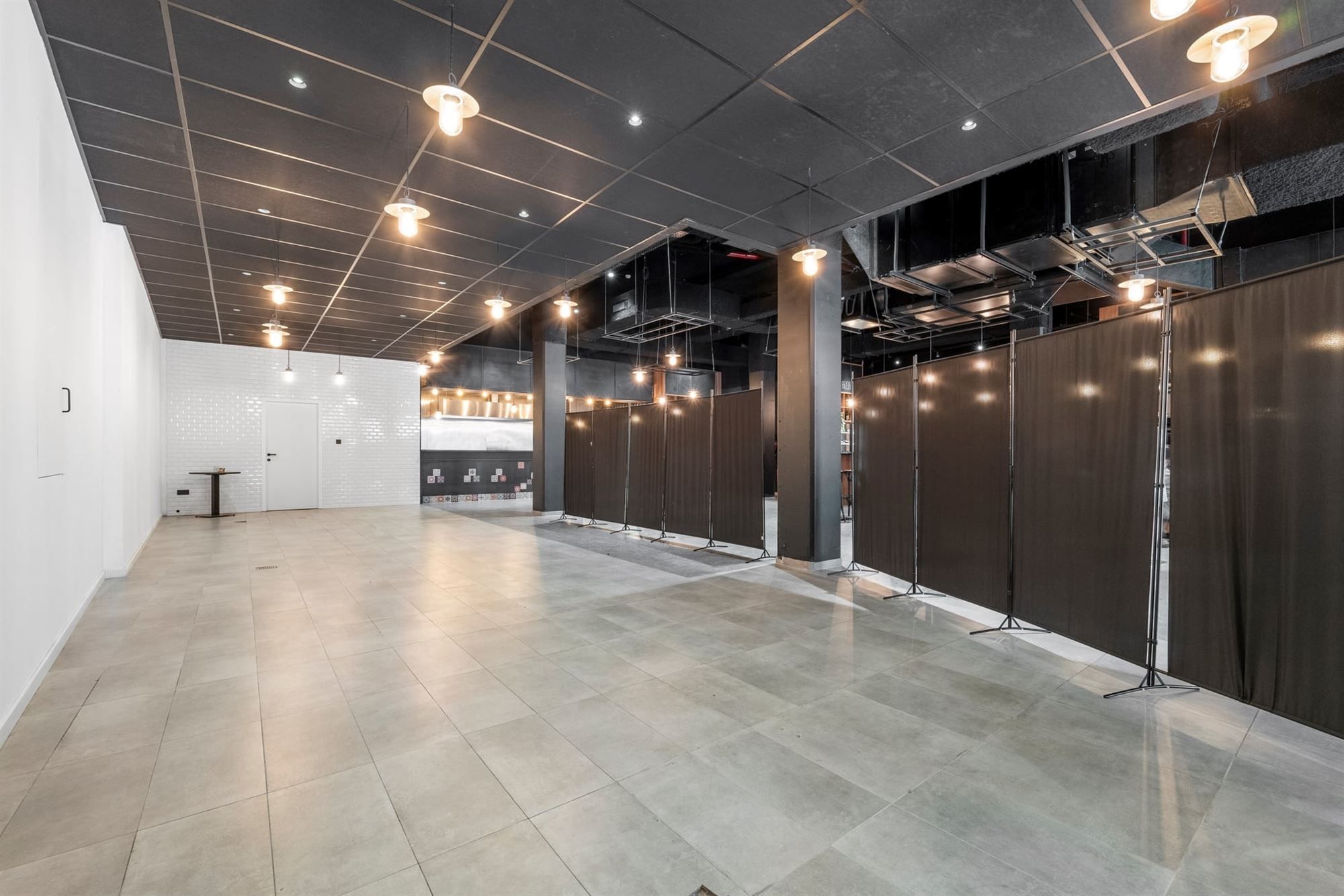 RUIME INSTAPKLARE HANDELSRUIMTE IN HET HARTJE VAN HASSELT  foto 15