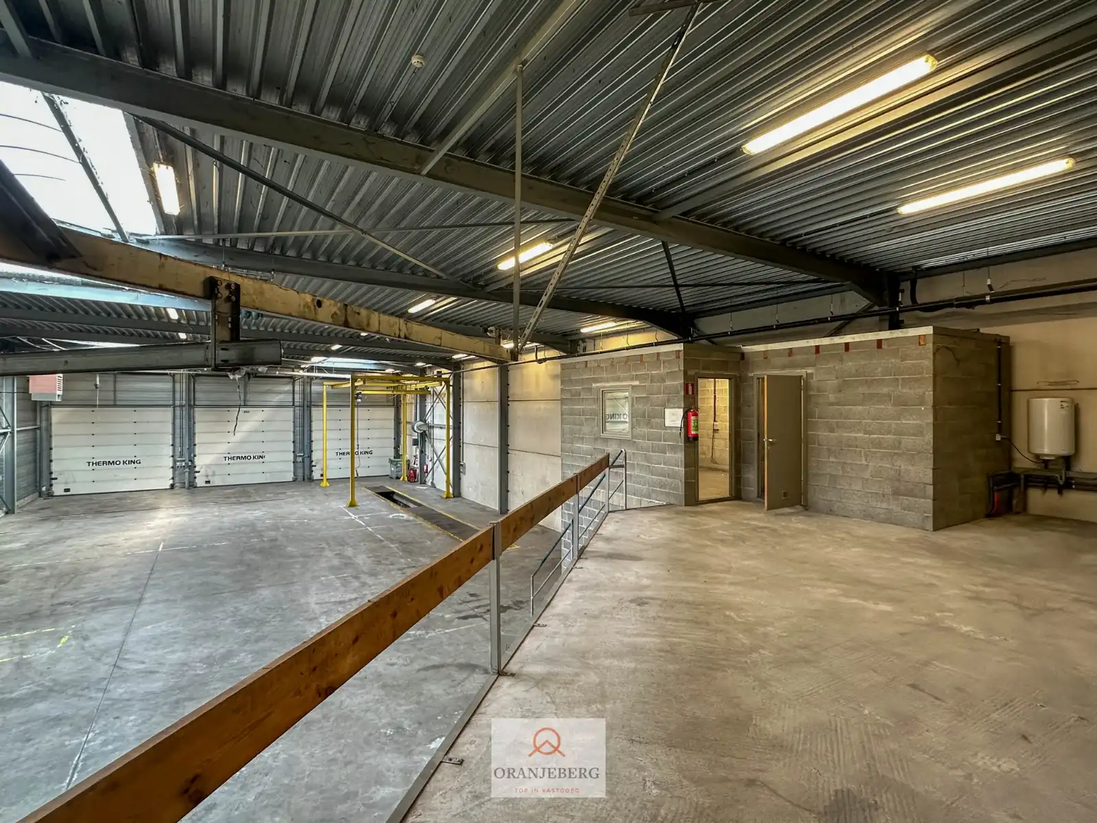 Groot hoekmagazijn (650m²) Te Huur met hoge bereikbaarheid vlakbij R4 foto 2