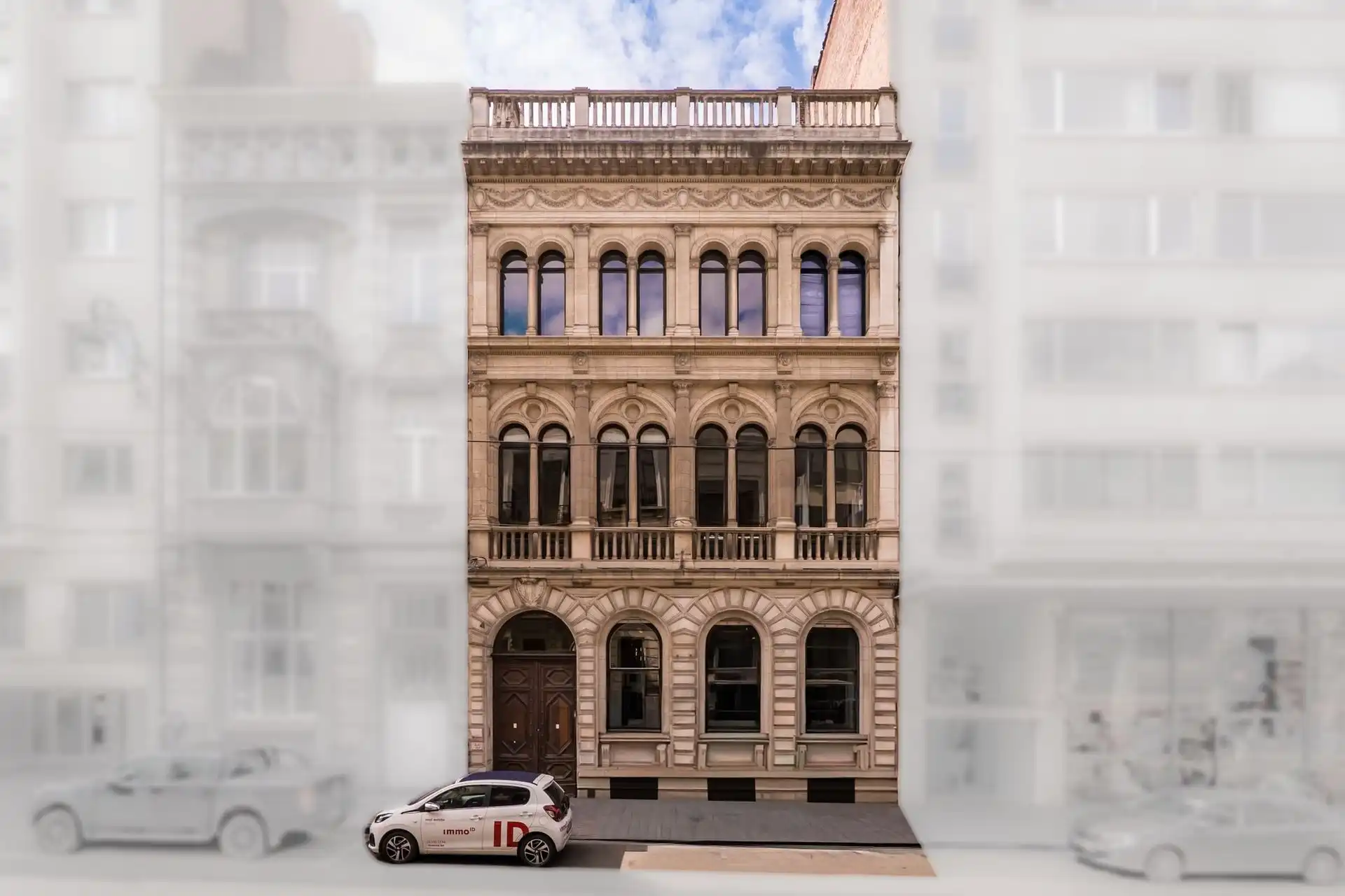 Uitzonderlijk huis op een steenworp afstand van de Louizalaan : foto {{pictureIndex}}