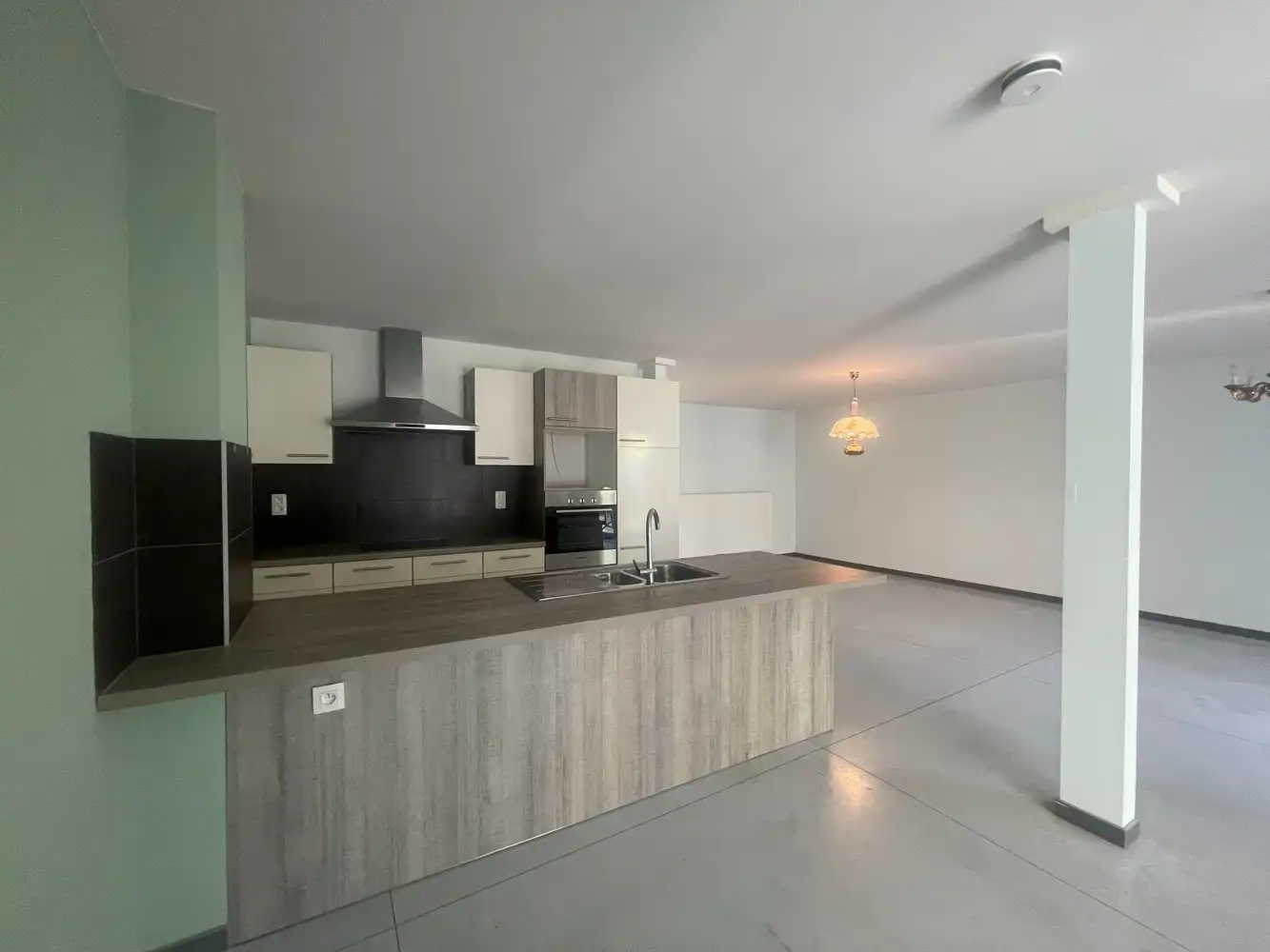 Lichtrijk appartement met balkon in gebouw met lift foto 10
