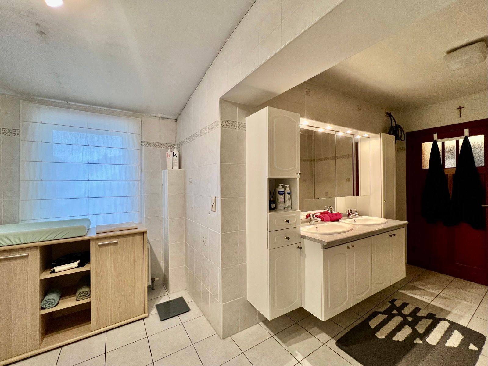 Zéér ruime gerenoveerde woning met 5 grote slaapkamers. foto 18