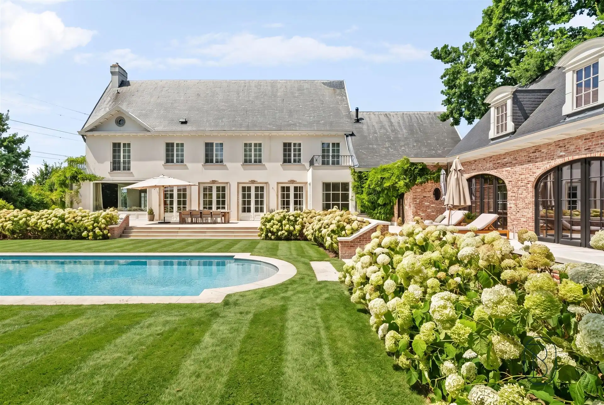Prachtig afgewerkte franse villa met bijgebouw en zwembad foto {{pictureIndex}}