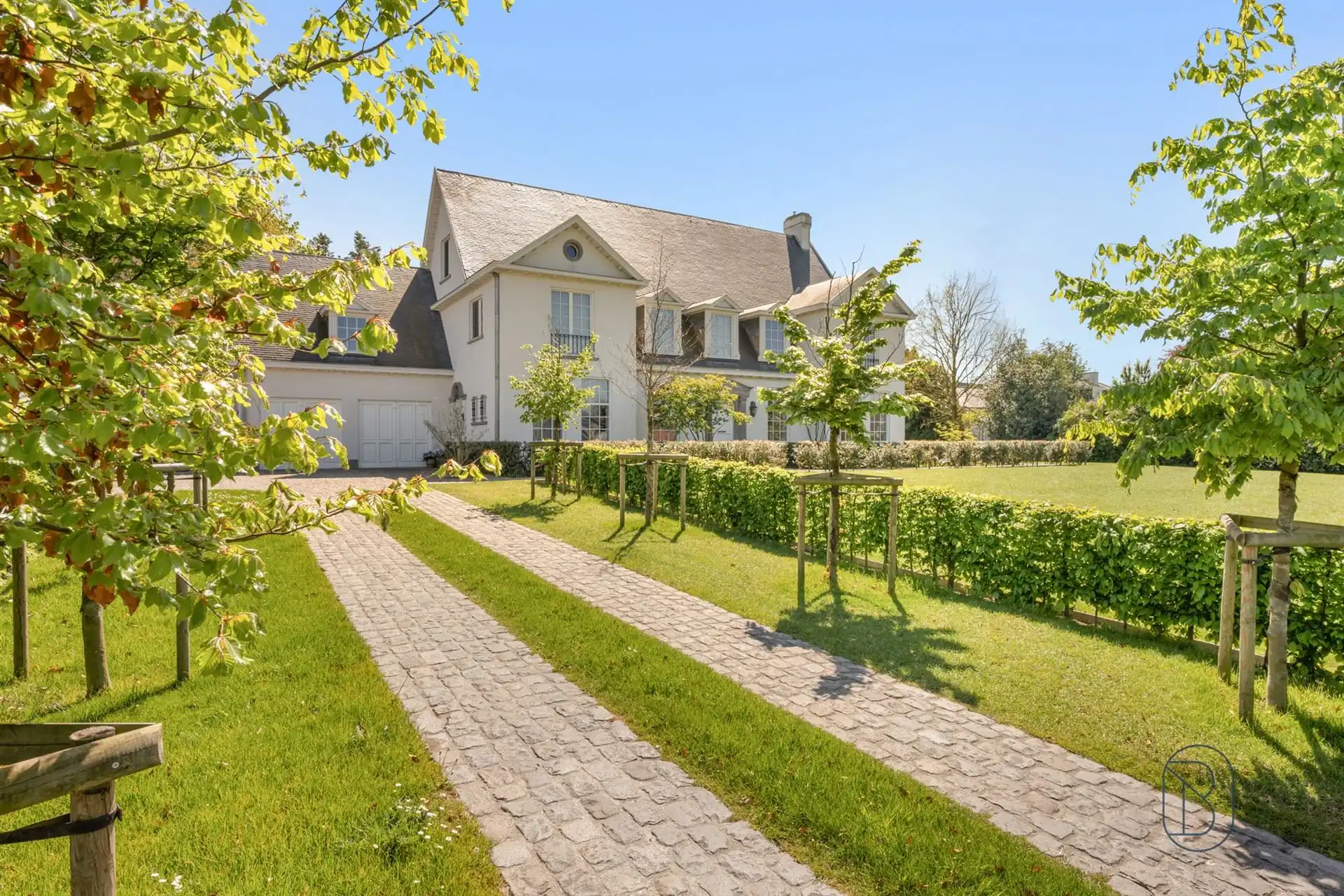 Prachtig afgewerkte franse villa met bijgebouw en zwembad foto 2