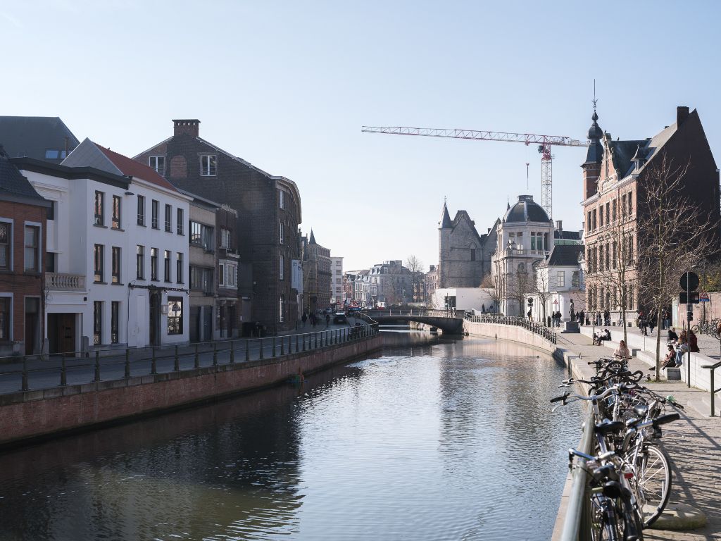 Luxueus gerenoveerde trapgevelwoning met idyllische ligging aan het water foto 28