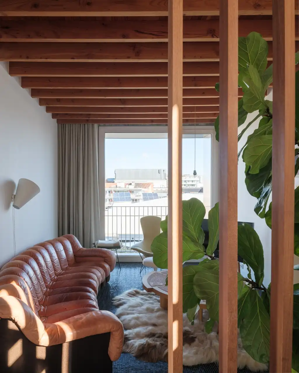 Architectuur, centrum Gent – Genereuze split-level woning met bijzondere ruimtelijkheden, dakterras, en achterliggende polyvalente praktijkruimte. foto 5