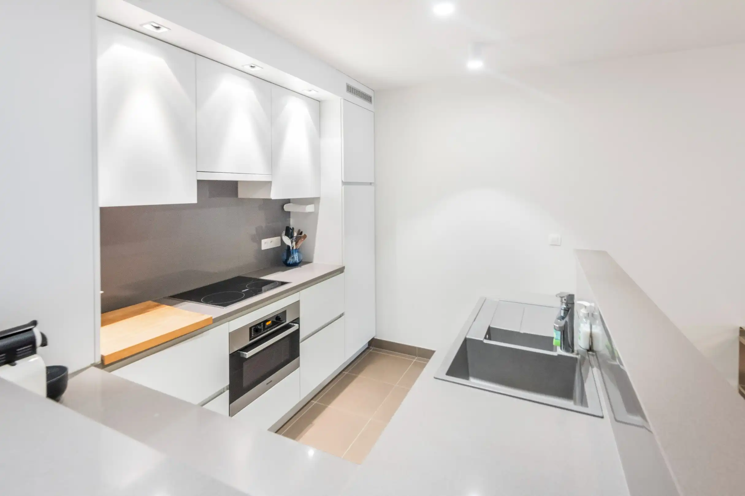 Recent, zuid-west gericht appartement gelegen op wandelafstand van de Zeedijk en het Rubensplein foto 9